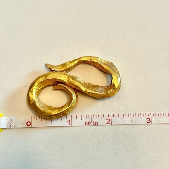 Brushed Gold Swirl signed Kate Hines Brooch - Picture 5 of 5